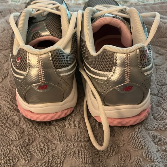 New Balance Women’s sz 8 never worn euc - Picture 2 of 6